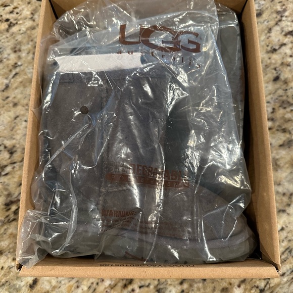 Used but in excellent condition toddler size 9T grey UGGs - Picture 4 of 5